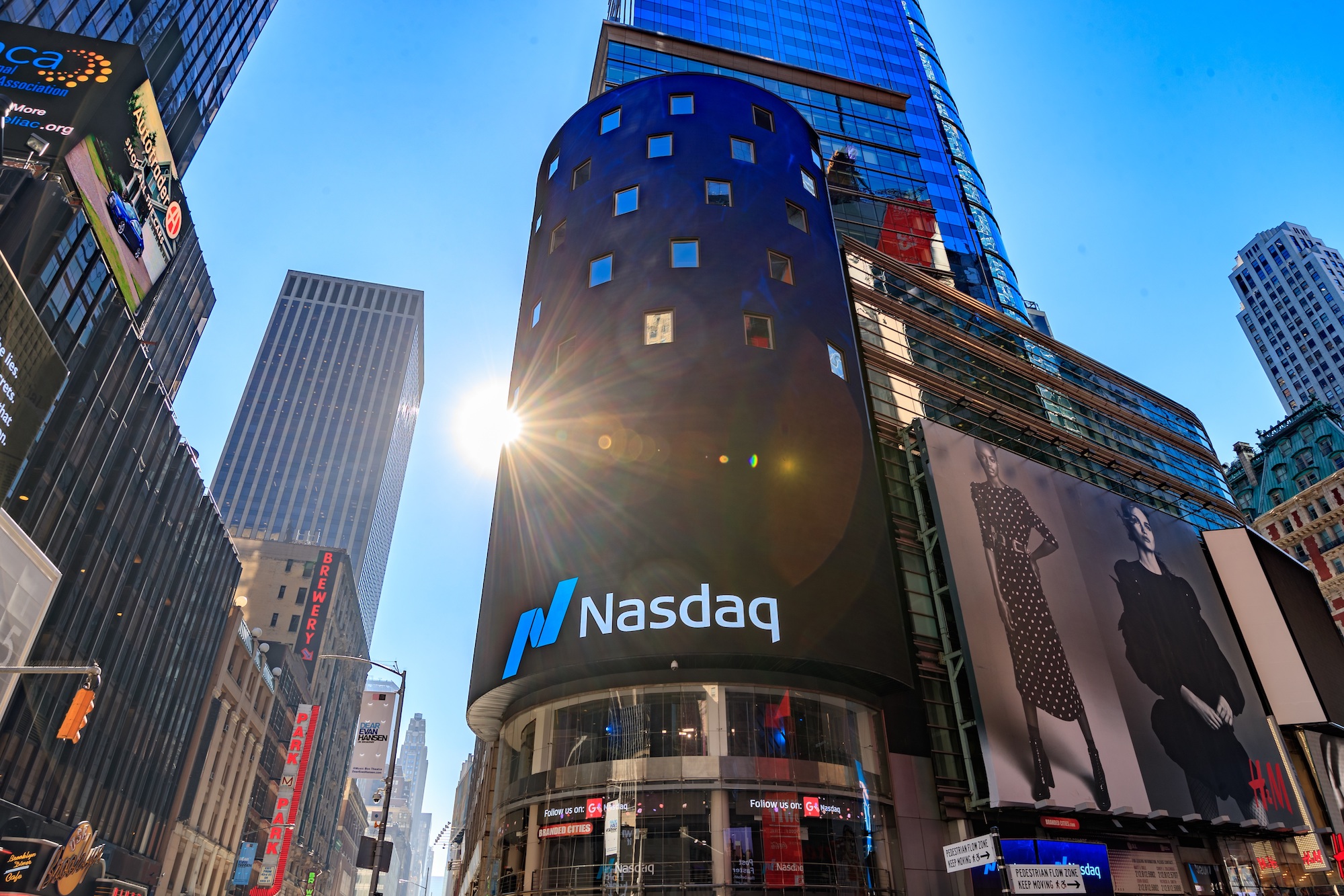 Giao dịch tại sàn Nasdaq diễn ra như thế nào?